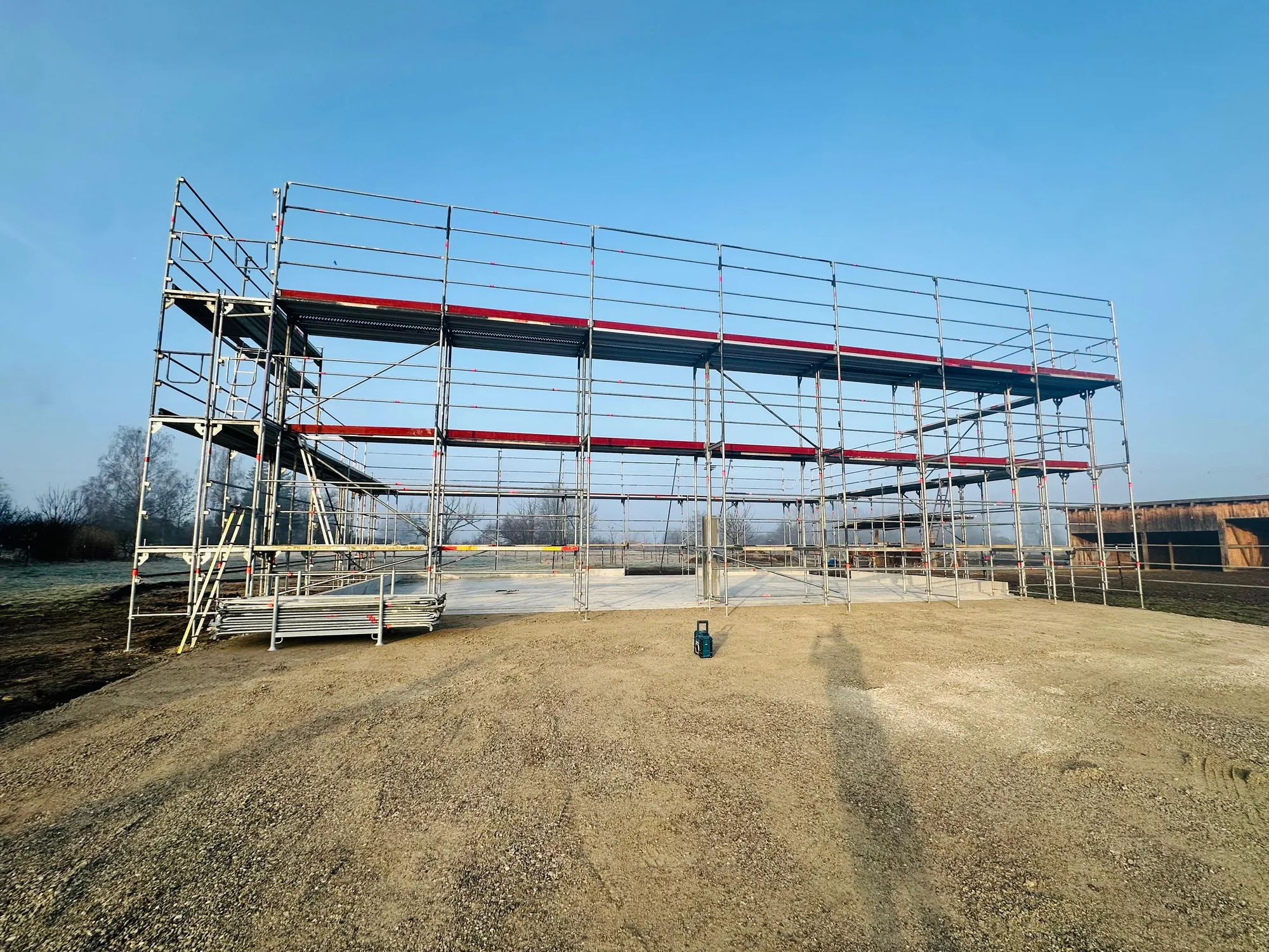 Freistehendes Baugerüst auf einer Baustelle
