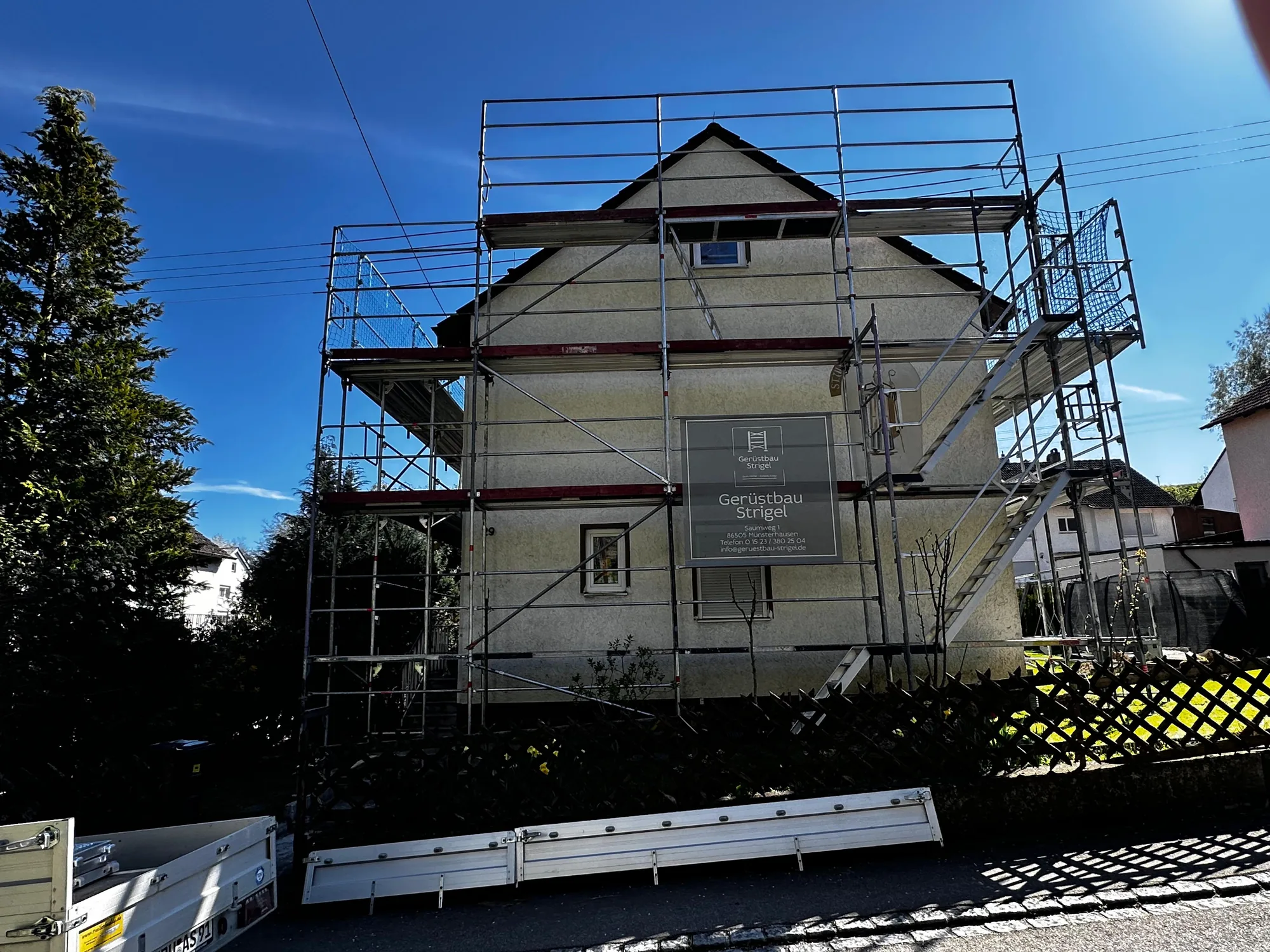 Gerüst an einem Wohnhaus mit Treppenaufgang